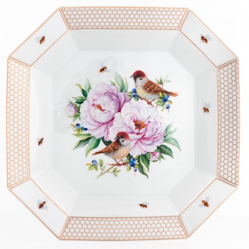 Тарелка «Пионы, воробьи и пчёлы»