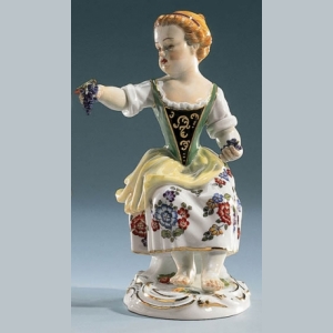 Gardener childr. Girl w. grapes, Coloured, with gold, H 13,5 cm