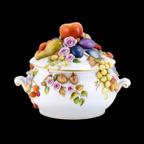 Супница, украшенная цветами и фруктами