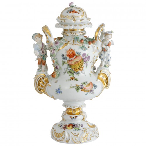 Vase with miniature cupids