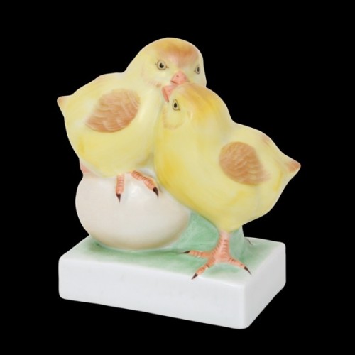 Пара цыплят на яйце