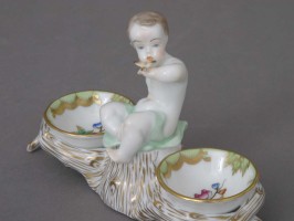 Twin salt cellar, putto knob