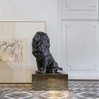 Величественная скульптура льва