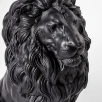 Величественная скульптура льва