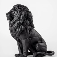 Величественная скульптура льва