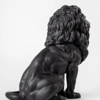 Величественная скульптура льва