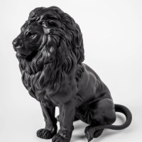 Величественная скульптура льва