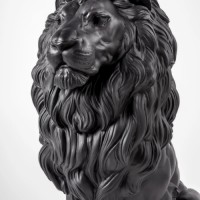 Величественная скульптура льва