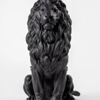 Величественная скульптура льва