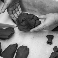 Величественная скульптура льва