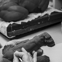 Величественная скульптура льва