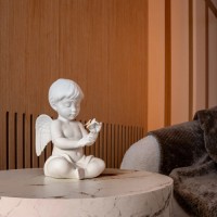 Скульптура ангела с цветком
