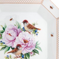 Тарелка «Пионы, воробьи и пчёлы»