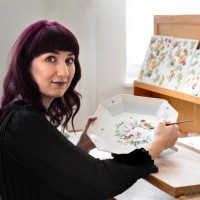 Тарелка «Пионы, воробьи и пчёлы»