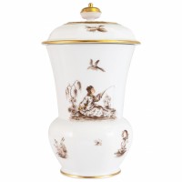 Ваза с крышкой с росписью в стиле шинуазри Хёрольда