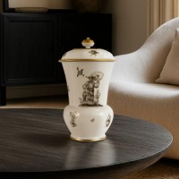 Ваза с крышкой с росписью в стиле шинуазри Хёрольда