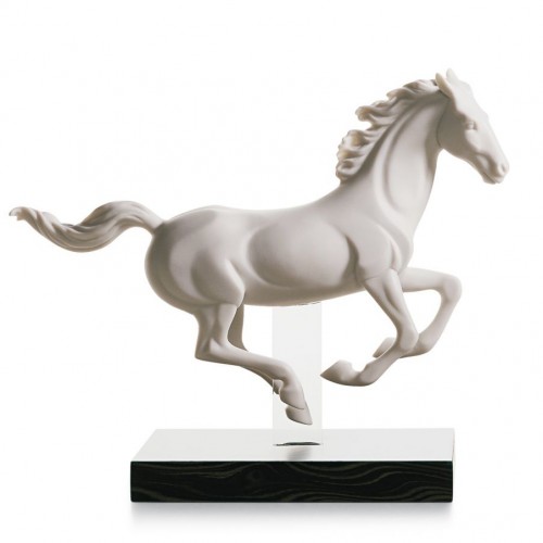Лошадь в скульптурной пластике из фарфора