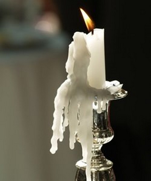 Как убрать воск от свечи со стекла?